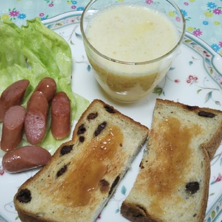 バナナスムージーとウインナー炒めとトーストの朝食☆